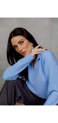 Блакитний светр з V-подібним вирізом, від Jador