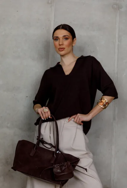 Шоколадний светр з V-подібним вирізом