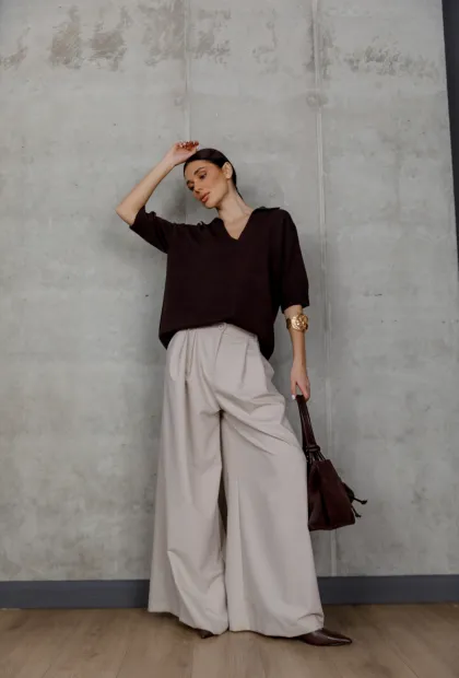 Шоколадний светр з V-подібним вирізом