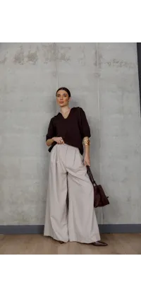 Шоколадний светр з V-подібним вирізом. Доступні розміри: Tu