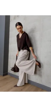 Шоколадний светр з V-подібним вирізом. Ціна: 4590 грн