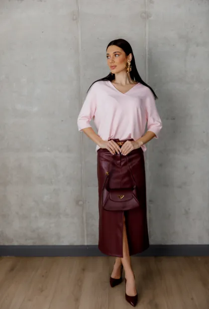 Рожевий светр з V-подібним вирізом