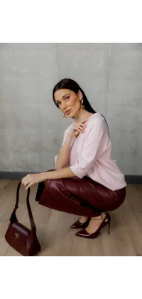 Ніжний светр у пудрово-рожевому відтінку, одяг від Jador