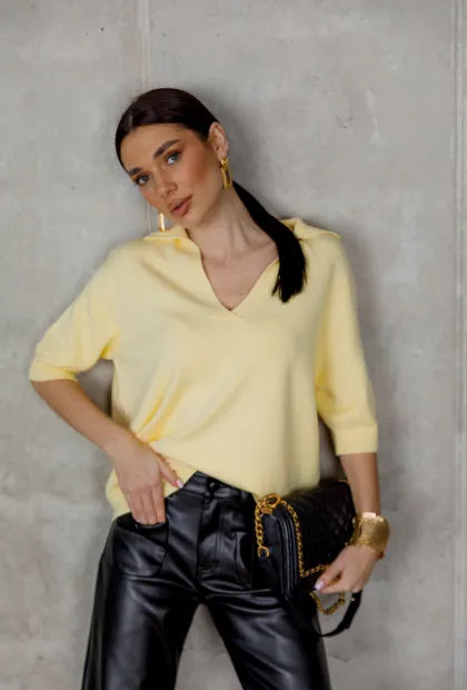 Жовтий светр з V-подібним вирізом