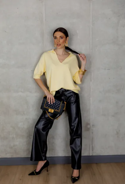 Жовтий светр з V-подібним вирізом