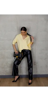 Жовтий светр з V-подібним вирізом. Доступні розміри: 