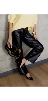 Жовтий светр з V-подібним вирізом. Ціна: 4590 грн