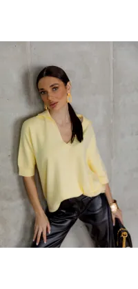 Жовтий светр з V-подібним вирізом, зображення