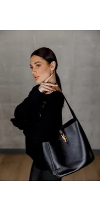 Чорний светр з круглим вирізом. Доступні розміри: Tu