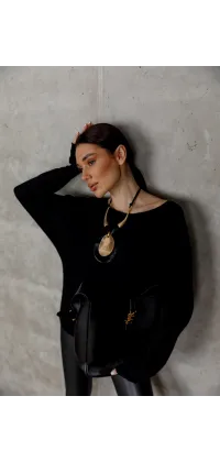 Чорний светр з круглим вирізом, одяг від Jador