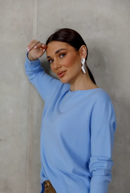 Блакитний светр з круглим вирізом