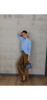 Блакитний светр з круглим вирізом. Ціна: 4590 грн