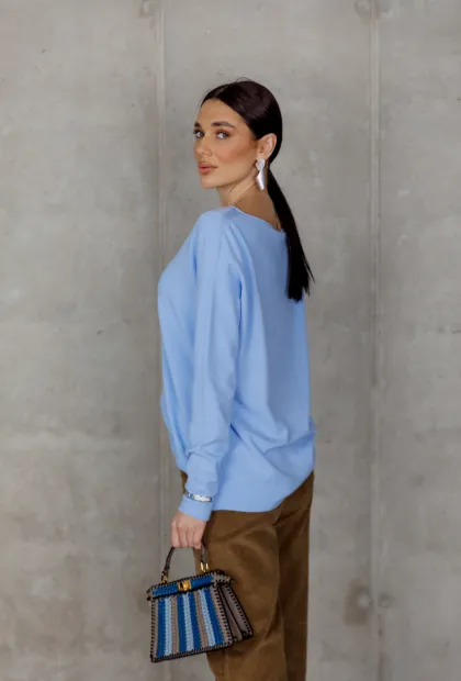 Блакитний светр з круглим вирізом