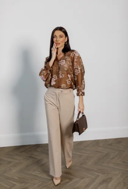 Блуза з квітковим орнаментом