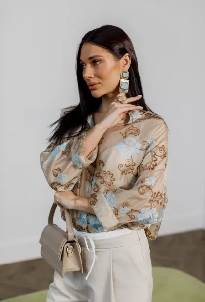 Блуза з квітковим орнаментом