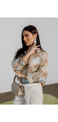 Блуза з квітковим орнаментом. Доступні розміри: 