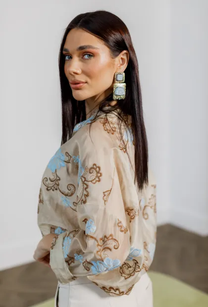 Блуза з квітковим орнаментом