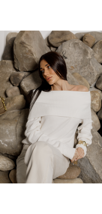 Трикотажний светр з відкритими плечима. Колір: Білий