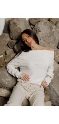 Трикотажний светр з відкритими плечима. Доступні розміри: Tu