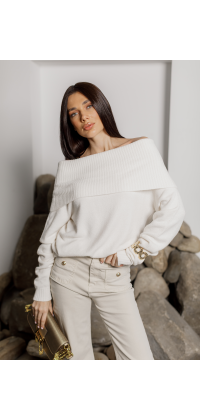 светр у молочному відтінку, одяг від Jador