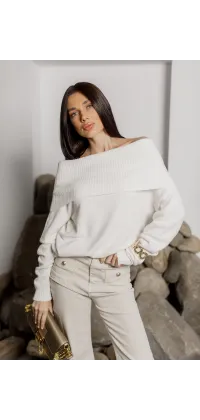 светр у молочному відтінку, одяг від Jador