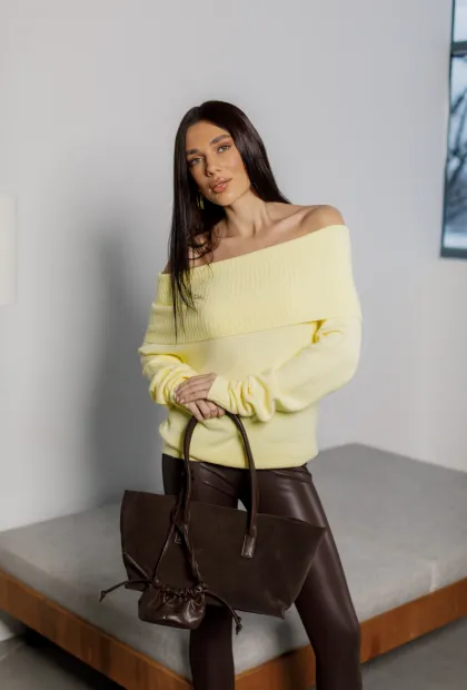 Светр з відкритими плечима