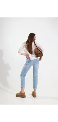 Джинси slim fit з високою посадкою. Ціна: 5590 грн