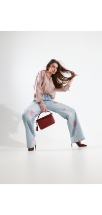 Джинси wide leg з квітковим декором. Ціна: 4990 грн