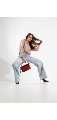 Джинси wide leg з квітковим декором. Ціна: 4990 грн