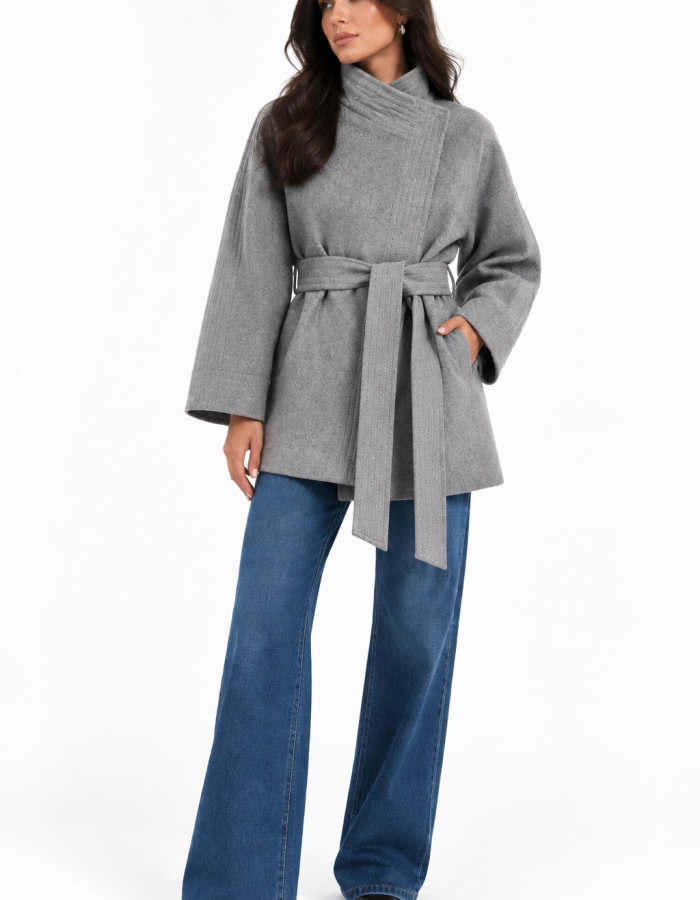 Пальто з поясом італійського виробника з акцентним коміром