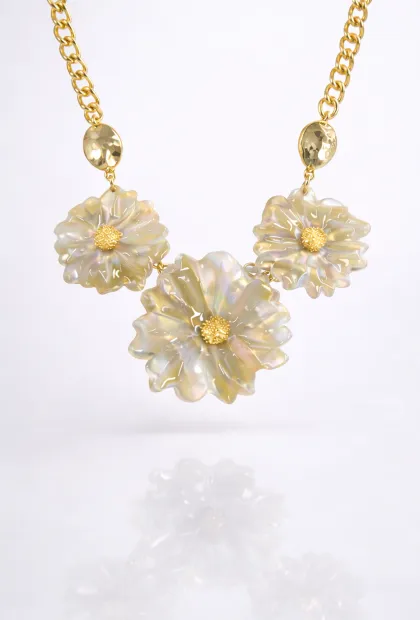 Кольє з перламутровими квітами у золотому відтінку