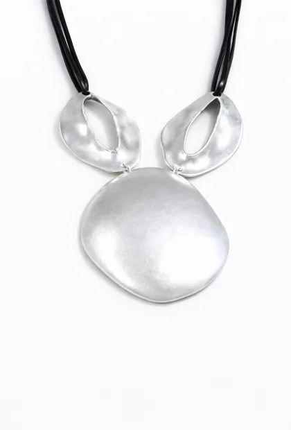 Кольє з акцентною підвіскою у срібному відтінку