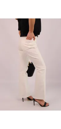 Білі джинси кльош із обробленим краєм. Колір: Білий