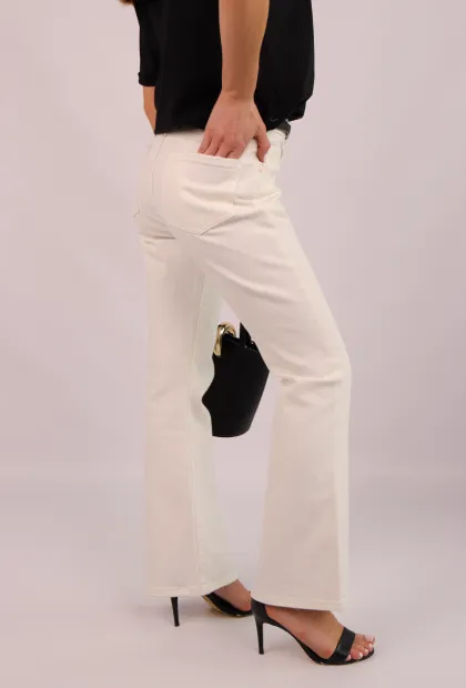 Білі джинси кльош із обробленим краєм