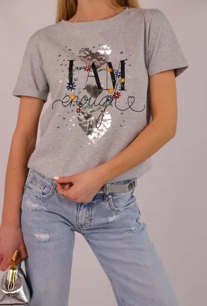 Стильна футболка з акцентним принтом