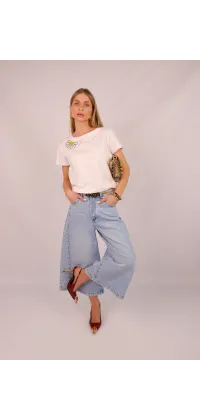 Базова біла футболка з ніжною вишивкою. Колір: Білий