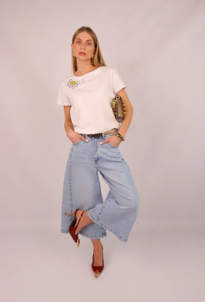 Базова біла футболка з ніжною вишивкою