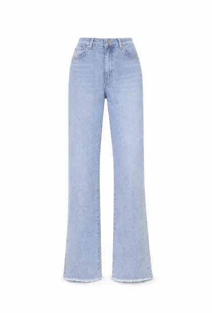 Джинси прямого крою у світло-блакитному відтінку з необробленим краєм