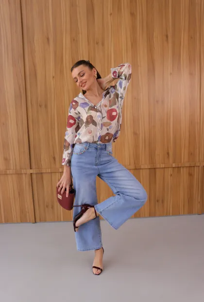 Джинси прямого крою у блакитному відтінку з декоративними деталями