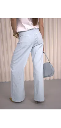 Джинси прямого крою у блакитному відтінку. Доступні розміри: L, XL, 2XL