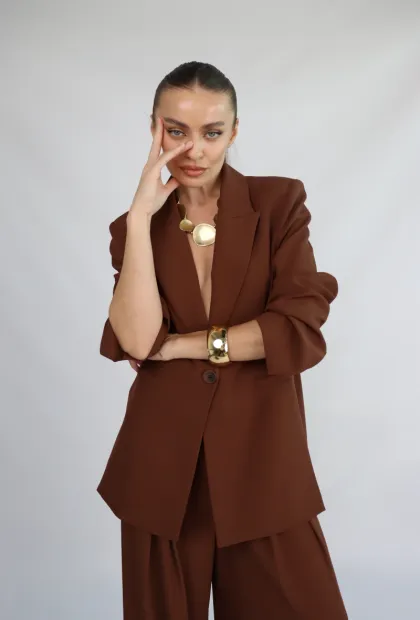 Класичний піджак у шоколадному кольорі