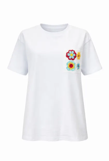 Біла футболка з кишенею