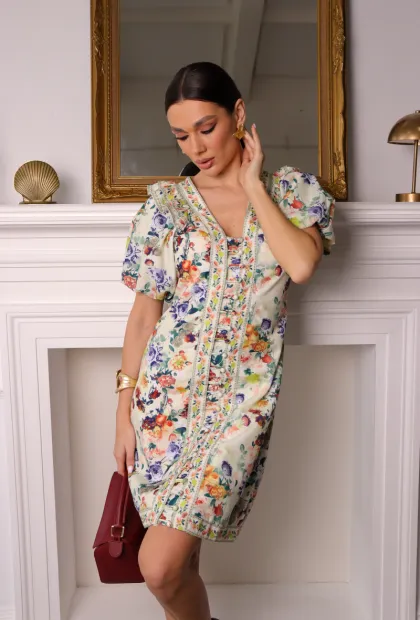 Сукня з квітковим принтом та декоративними гудзиками