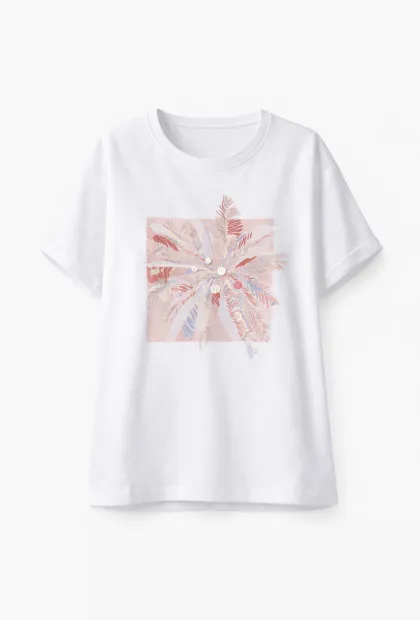 Біла футболка з ніжним принтом
