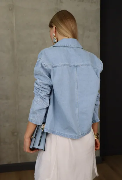 Стильна джинсова куртка у блакитному відтінку