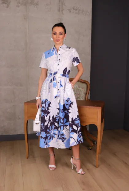 Сукня-сорочка міді з квітковим принтом біло-блакитна