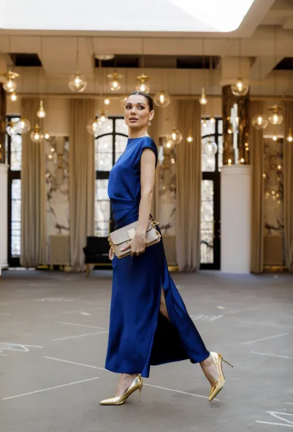 Сатинова сукня у глибокому кольорі індиго