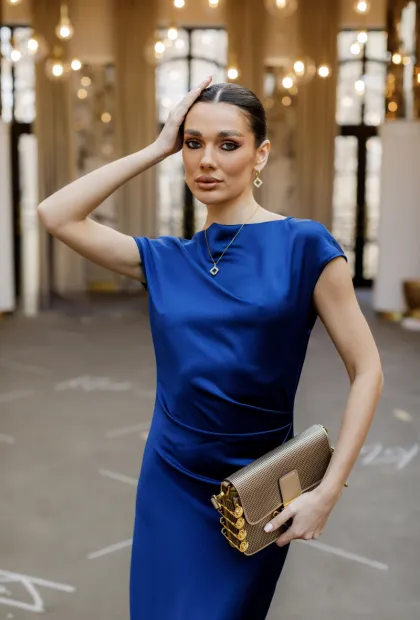 Сатинова сукня у глибокому кольорі індиго