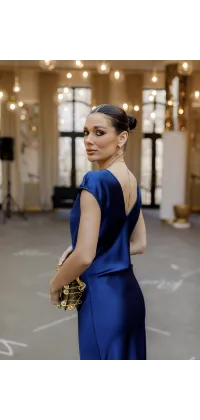 Сатинова сукня у глибокому кольорі індиго. Доступні розміри: S, M, L, XL