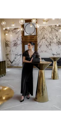 Чорна сатинова сукня з мереживом, одяг від Jador